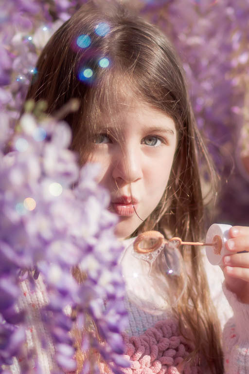 Portrait enfant en extérieur, photographie famille, lumière naturelle - Belutti Photo Cannes.