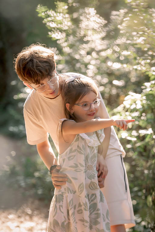 Portrait enfants en extérieur, photographie famille, lumière naturelle - Belutti Photo Cannes.
