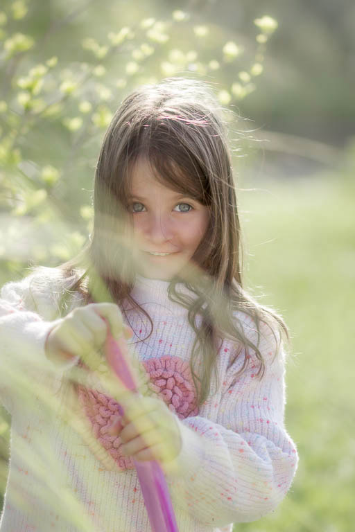 Portrait enfant en extérieur, photographie famille, lumière naturelle - Belutti Photo Cannes.