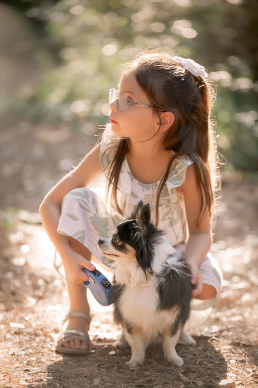 Portrait enfant en extérieur, photographie famille, lumière naturelle - Belutti Photo Cannes.