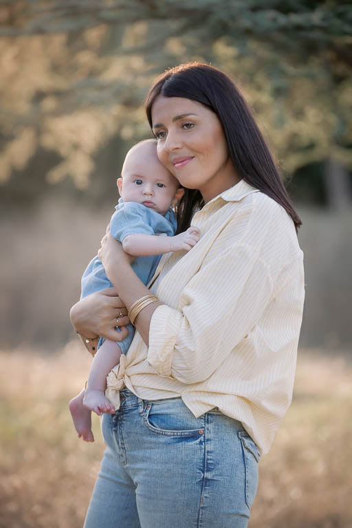 Portrait de famille, photographie lifestyle naturelle heure dorée - Belutti Photo photographe Cannes
