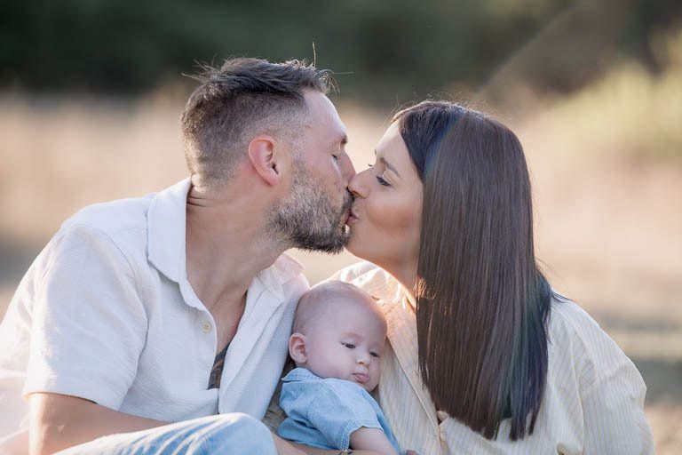 Portrait de famille, photographie lifestyle naturelle heure dorée - Belutti Photo photographe Cannes
