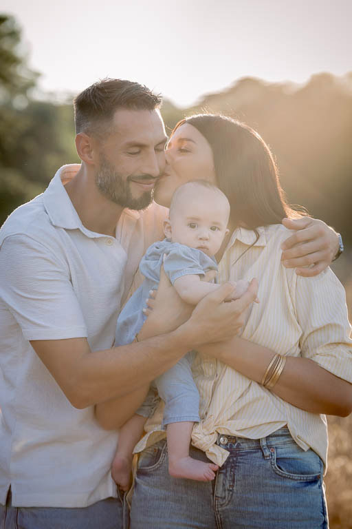 Portrait de famille, photographie lifestyle naturelle heure dorée - Belutti Photo photographe Cannes