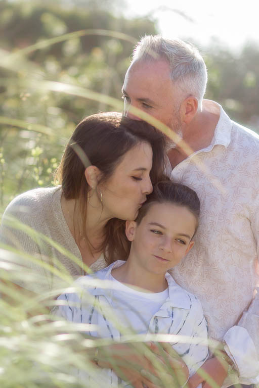 Portrait de famille, photographie lifestyle naturelle heure dorée - Belutti Photo photographe Cannes