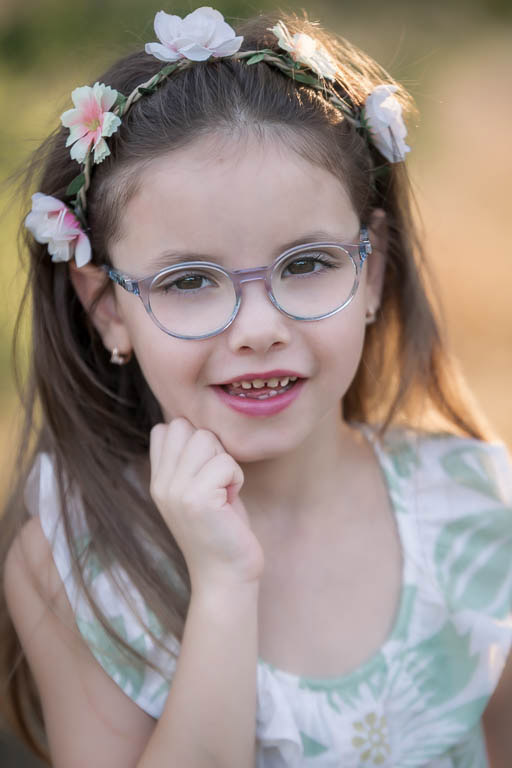 Portrait enfant en extérieur, photographie famille, lumière naturelle - Belutti Photo Cannes.