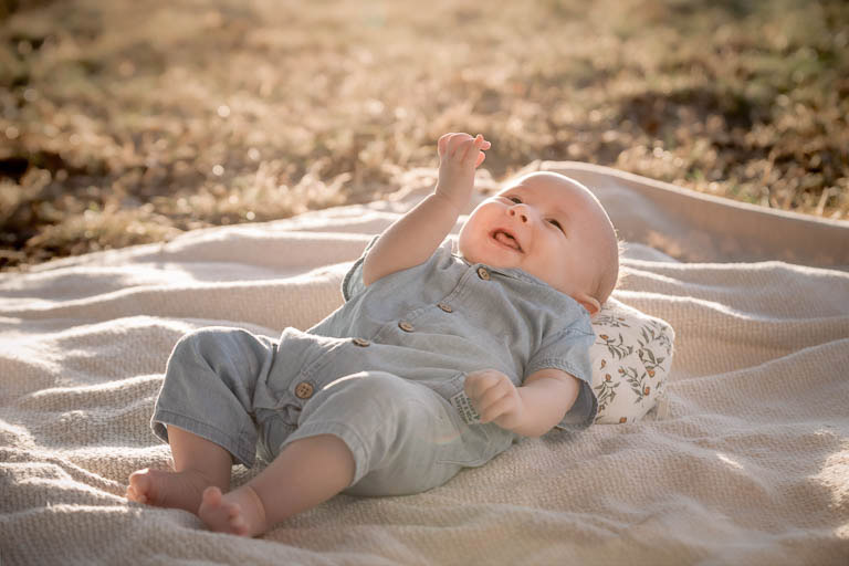 Portrait bébé, photographie lifestyle naturelle heure dorée - Belutti Photo photographe Cannes