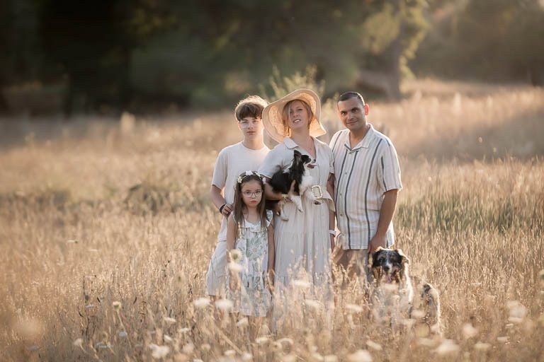 Portrait de famille avec chien en extérieur, photographie famille, lumière naturelle - Belutti Photo Cannes.