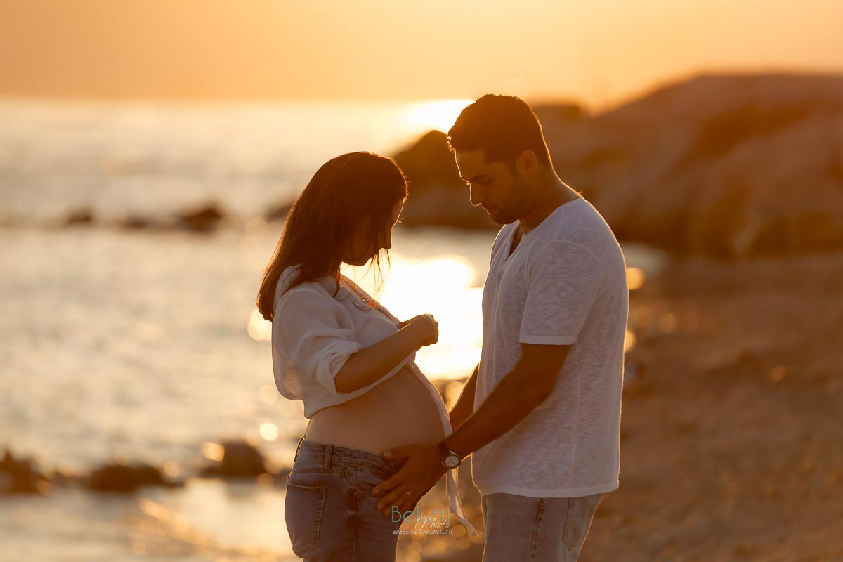 Séance photo grossesse couple plage Cannes coucher de soleil - Belutti Photo - Photographe Cannes