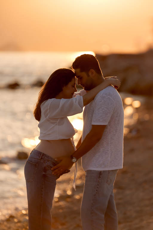 Séance photo grossesse couple plage Cannes coucher de soleil - Belutti Photo - Photographe Cannes