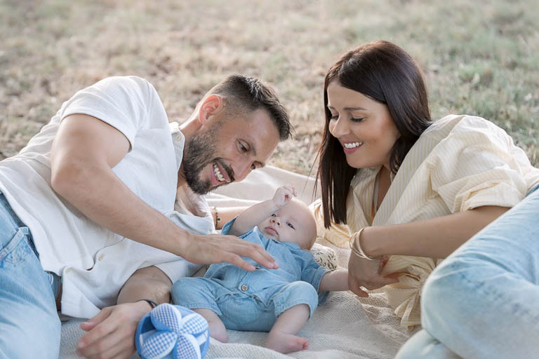 Portrait de famille, photographie lifestyle naturelle heure dorée - Belutti Photo photographe Cannes