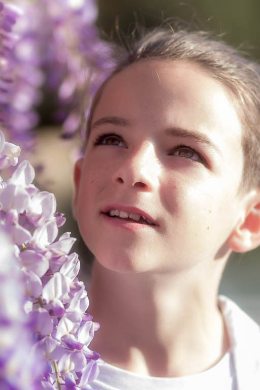 Portrait enfant en extérieur, photographie famille, lumière naturelle - Belutti Photo Cannes.