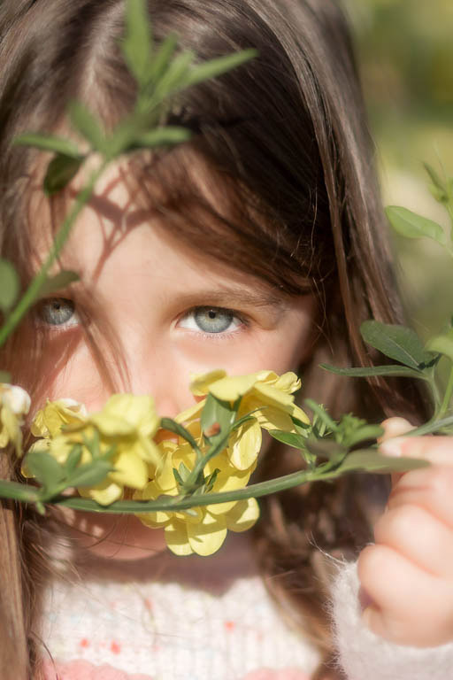 Portrait enfant en extérieur, photographie famille, lumière naturelle - Belutti Photo Cannes.
