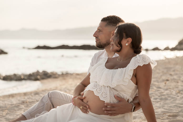 Séance photo grossesse et couple en bord de mer coucher de soleil - Côte d'Azur