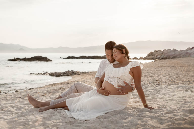 Séance photo grossesse et couple en bord de mer coucher de soleil - Côte d'Azur