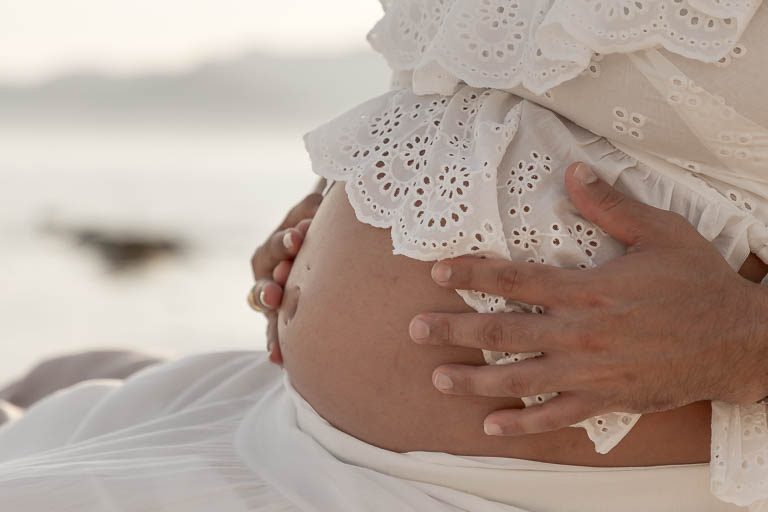 Séance photo grossesse et couple en bord de mer coucher de soleil - Côte d'Azur