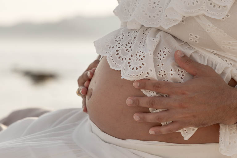 Séance photo grossesse et couple en bord de mer coucher de soleil - Côte d'Azur