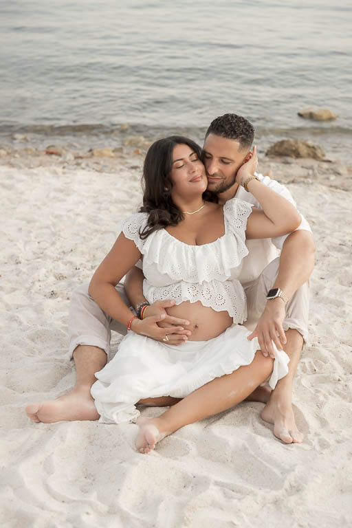 Séance photo grossesse et couple en bord de mer coucher de soleil - Côte d'Azur