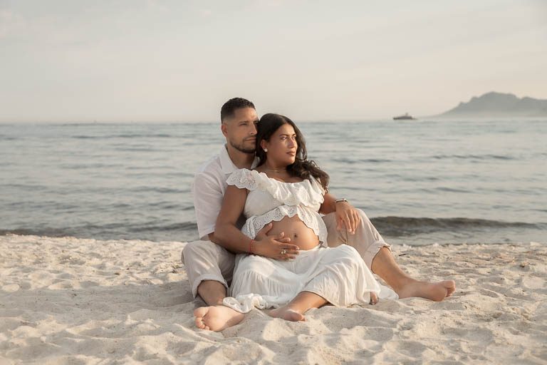 Séance photo grossesse et couple en bord de mer coucher de soleil - Côte d'Azur