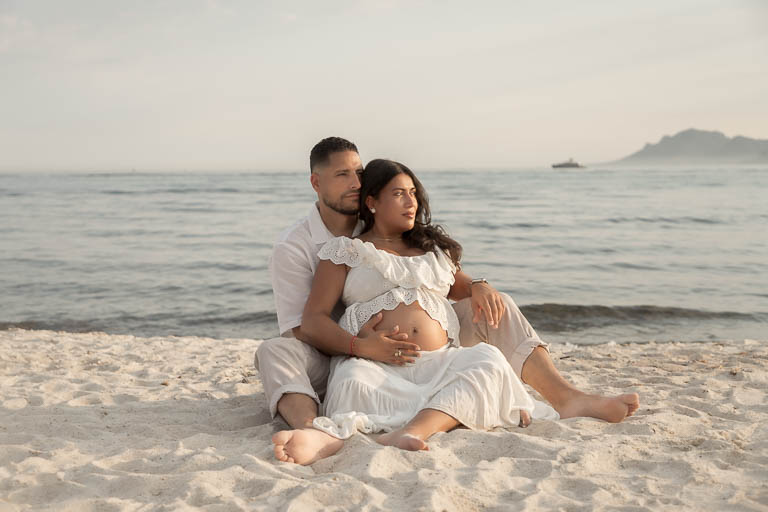 Séance photo grossesse et couple en bord de mer coucher de soleil - Côte d'Azur