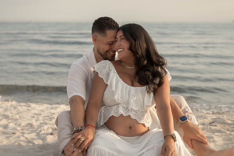 Séance photo grossesse et couple en bord de mer coucher de soleil - Côte d'Azur