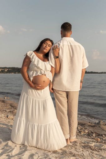 Séance photo grossesse et couple en bord de mer coucher de soleil - Côte d'Azur