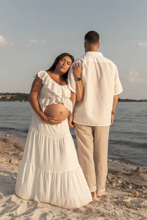 Séance photo grossesse et couple en bord de mer coucher de soleil - Côte d'Azur