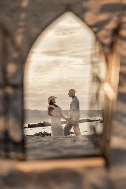 Séance photo grossesse et couple en bord de mer coucher de soleil - Côte d'Azur