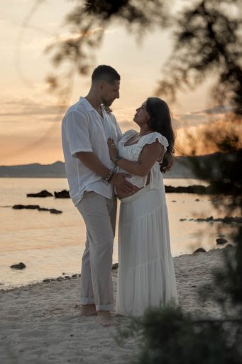 Séance photo grossesse et couple en bord de mer coucher de soleil - Côte d'Azur