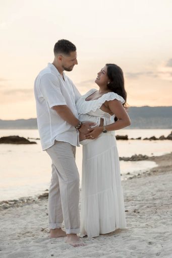 Séance photo grossesse et couple en bord de mer coucher de soleil - Côte d'Azur