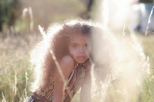 Séance photo enfant à l'heure dorée
