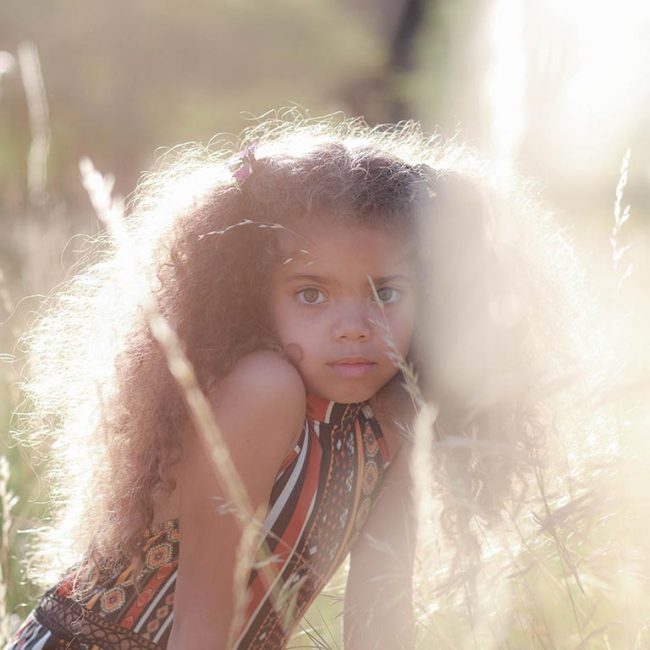 Séance photo enfant à l'heure dorée