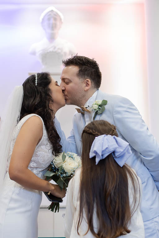 Mariage Yasmin & Romain, Mairie de Cagnes-sur-mer, cérémonie, union, le baiser