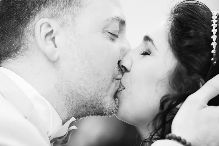 Mariage Yasmin & Romain, Mairie de Cagnes-sur-mer, cérémonie, union, le baiser