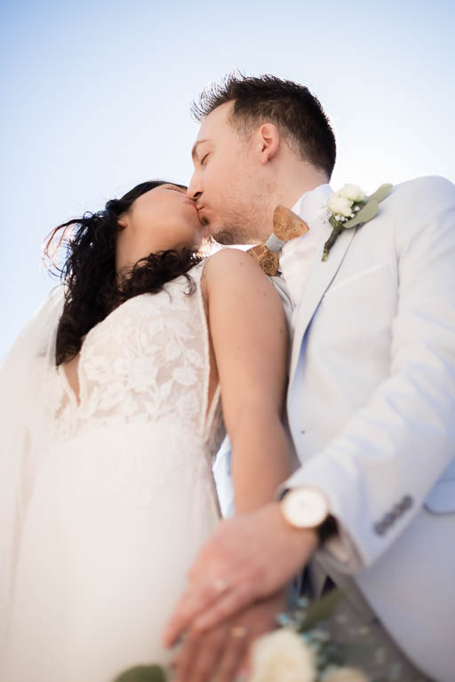 Mariage Yasmin & Romain, Château de Cagnes-sur-mer - Le baiser