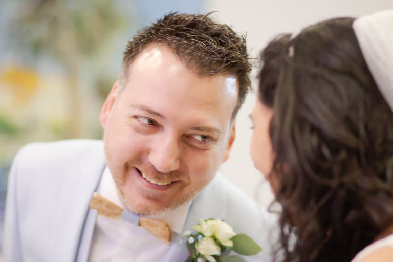 Mariage Yasmin & Romain, Mairie de Cagnes-sur-mer, cérémonie, regards complices