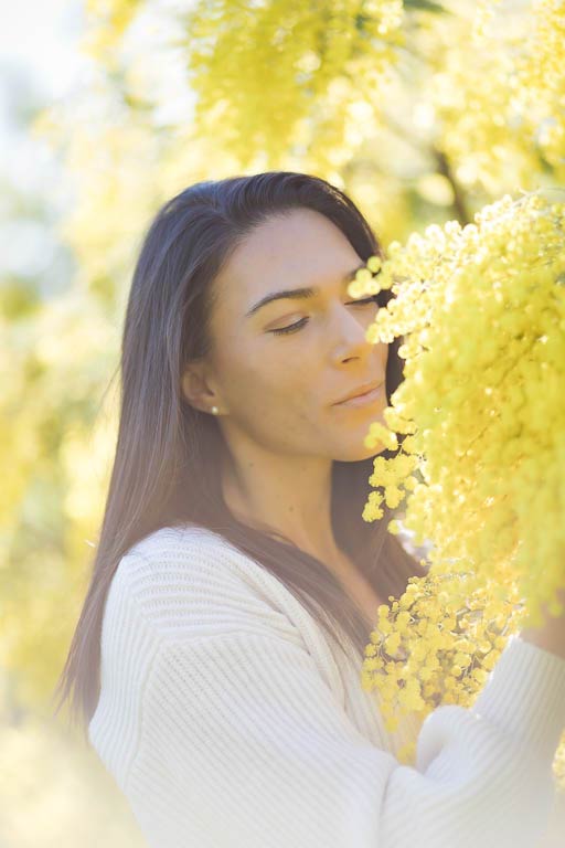 Séance photo portrait extérieur nature mimosas