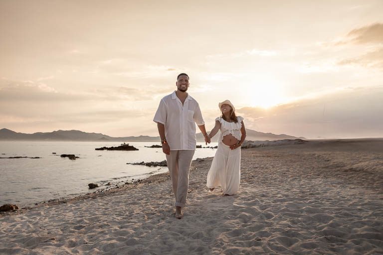 Séance photo grossesse et couple en bord de mer Côte d'Azur
