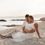 Séance photo grossesse et couple en bord de mer coucher de soleil - Côte d'Azur