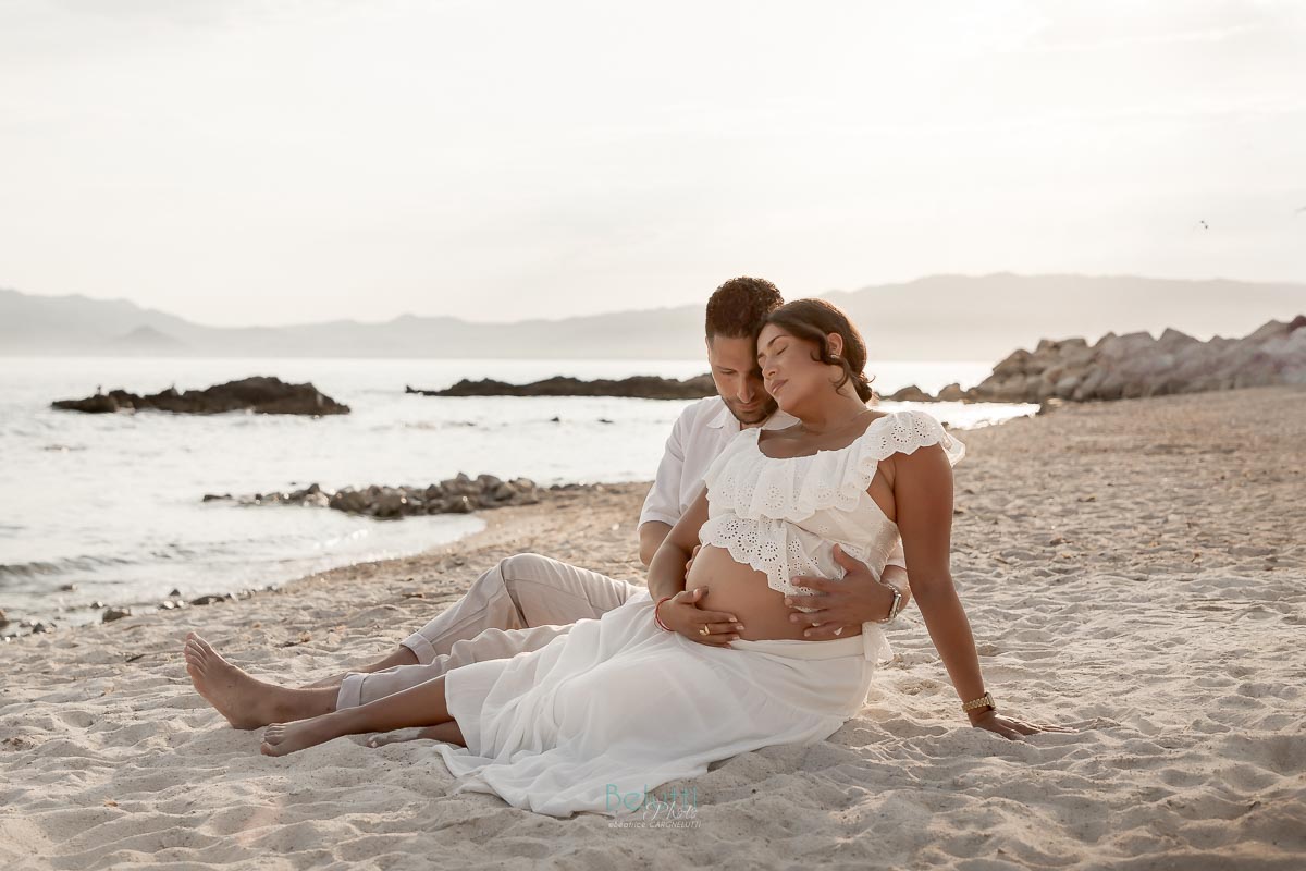 Séance photo grossesse et couple en bord de mer coucher de soleil - Côte d'Azur