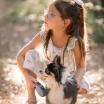 Portrait enfant avec chien en extérieur, photographie lifestyle naturelle et chaleureuse par Belutti Photo à Cannes.