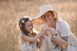 Portrait mère et fille en pleine nature, réalisé par Belutti Photo à Cannes, capturant des sourires spontanés dans une lumière naturelle.