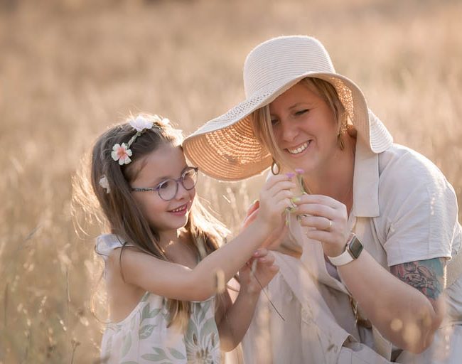 Portrait mère et fille en pleine nature, réalisé par Belutti Photo à Cannes, capturant des sourires spontanés dans une lumière naturelle.