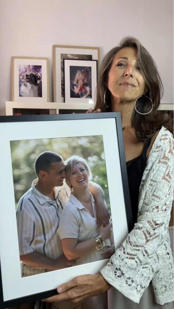 Portrait photo imprimé et encadré dans un salon à Cannes, photographie artistique et émotionnelle de Belutti Photo.