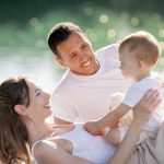 Portrait de famille en extérieur, photographie famille, lumière naturelle - Belutti Photo Cannes.