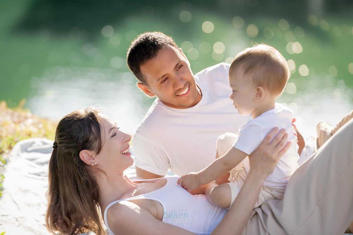 Portrait de famille en extérieur, photographie famille, lumière naturelle - Belutti Photo Cannes.