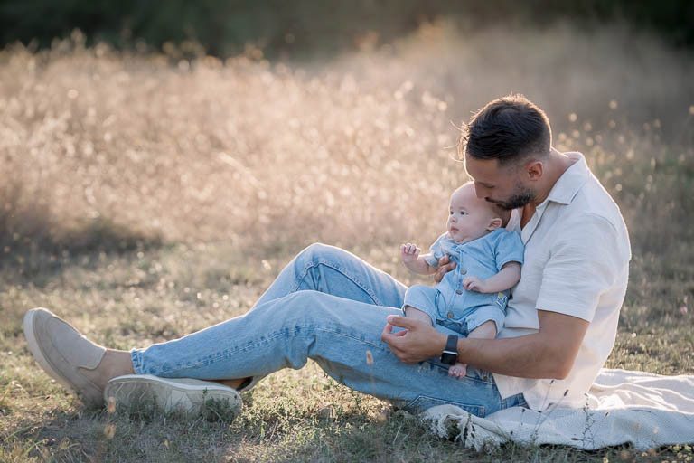 Portrait de famille père fils, photographie lifestyle naturelle heure dorée - Belutti Photo photographe Cannes