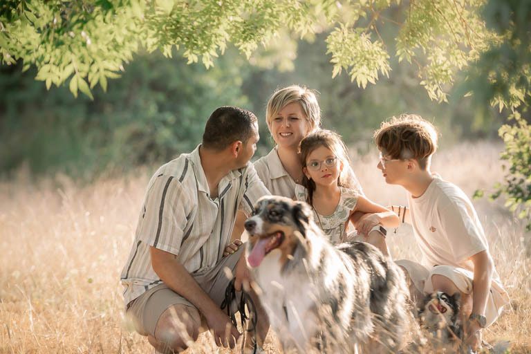 Portrait de famille avec chien en extérieur, photographie lifestyle naturelle et chaleureuse par Belutti Photo à Cannes.